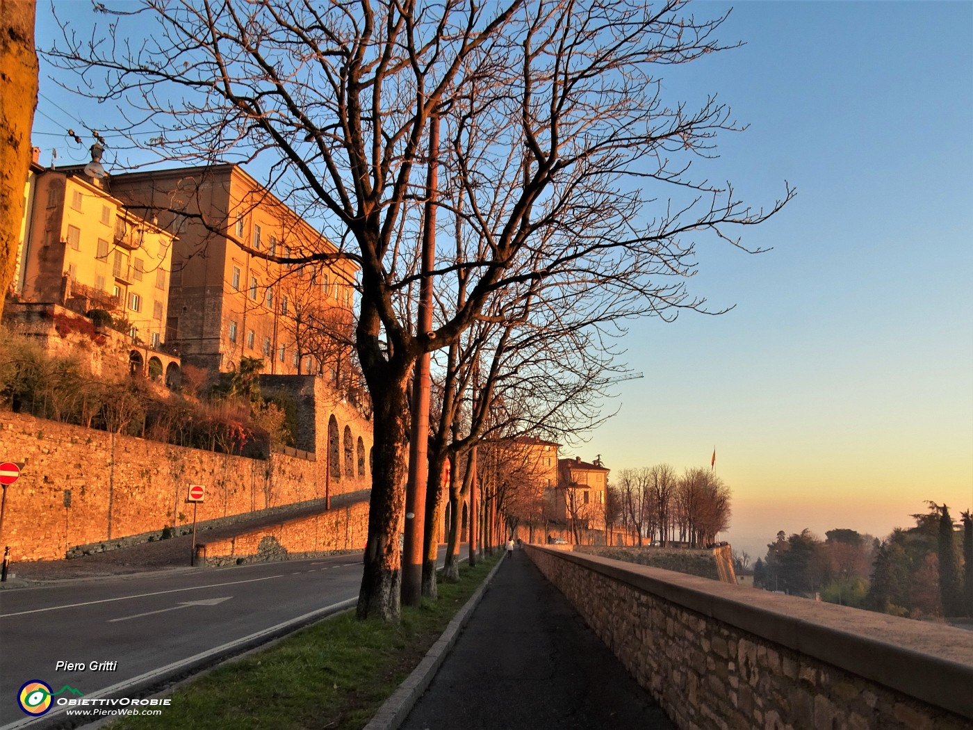59 Il Viale delle mura si colora di tramonto.JPG